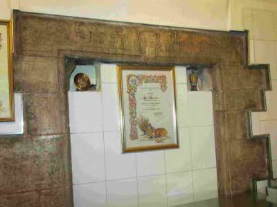 ...� presente un portale in pietra murato con uno stemma tra due decori quadrati recanti una croce: probabilmente il varco di collegamento tra il palazzotto e la misteriosa e antica chiesa